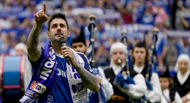 Los lazos con el vestuario que acabaron con Melendi entre lágrimas: así se fraguó el himno que ha visto toda España