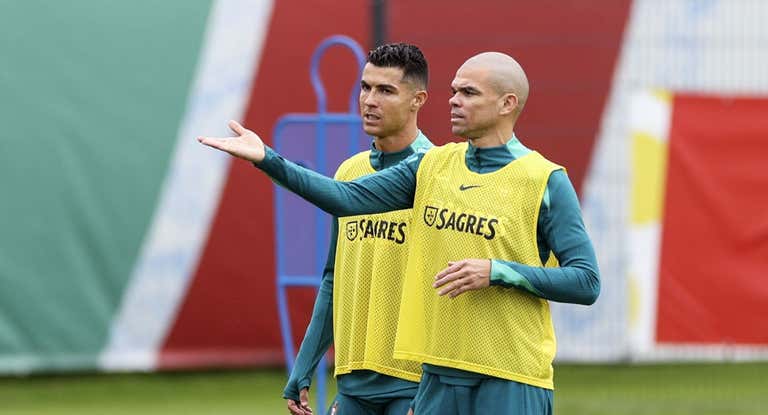 Cristiano Ronaldo y Pepe, durante un entrenamiento en Alemania con su selección.