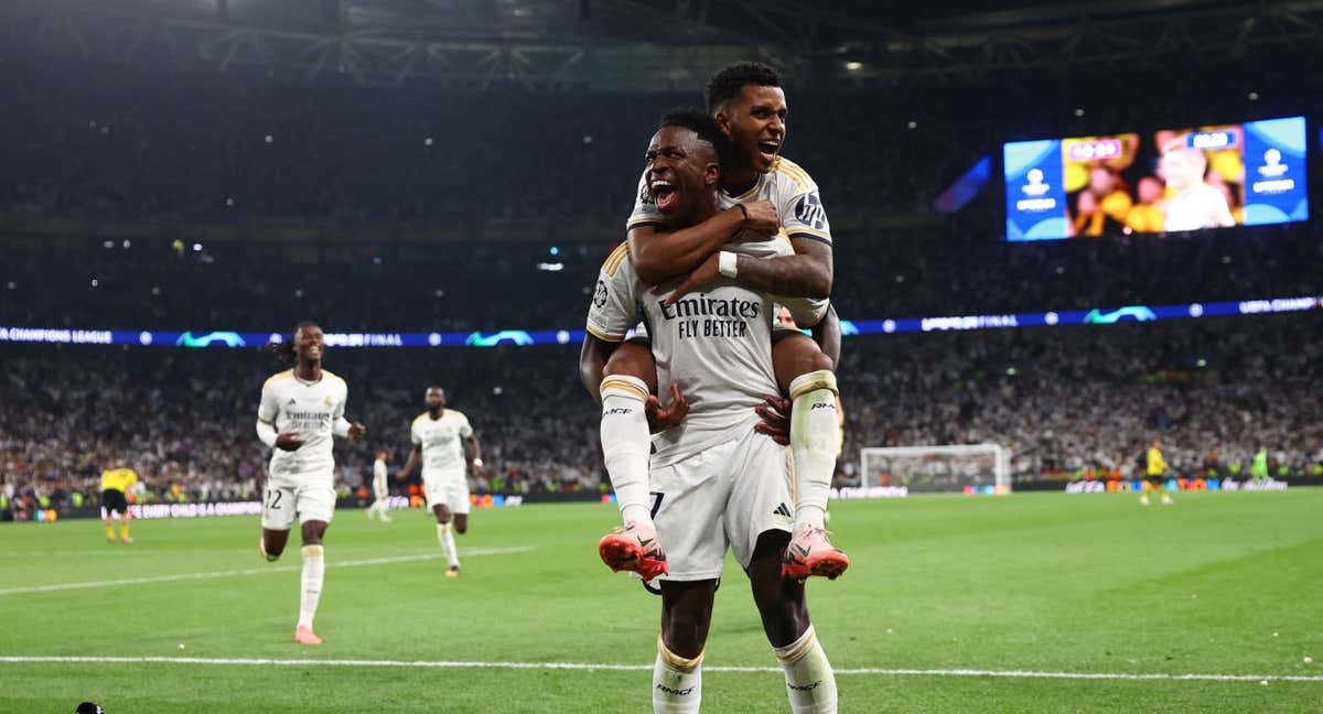 Vinicius y Rodrygo celebran el gol del primero ante el Dortmund. /REUTERS