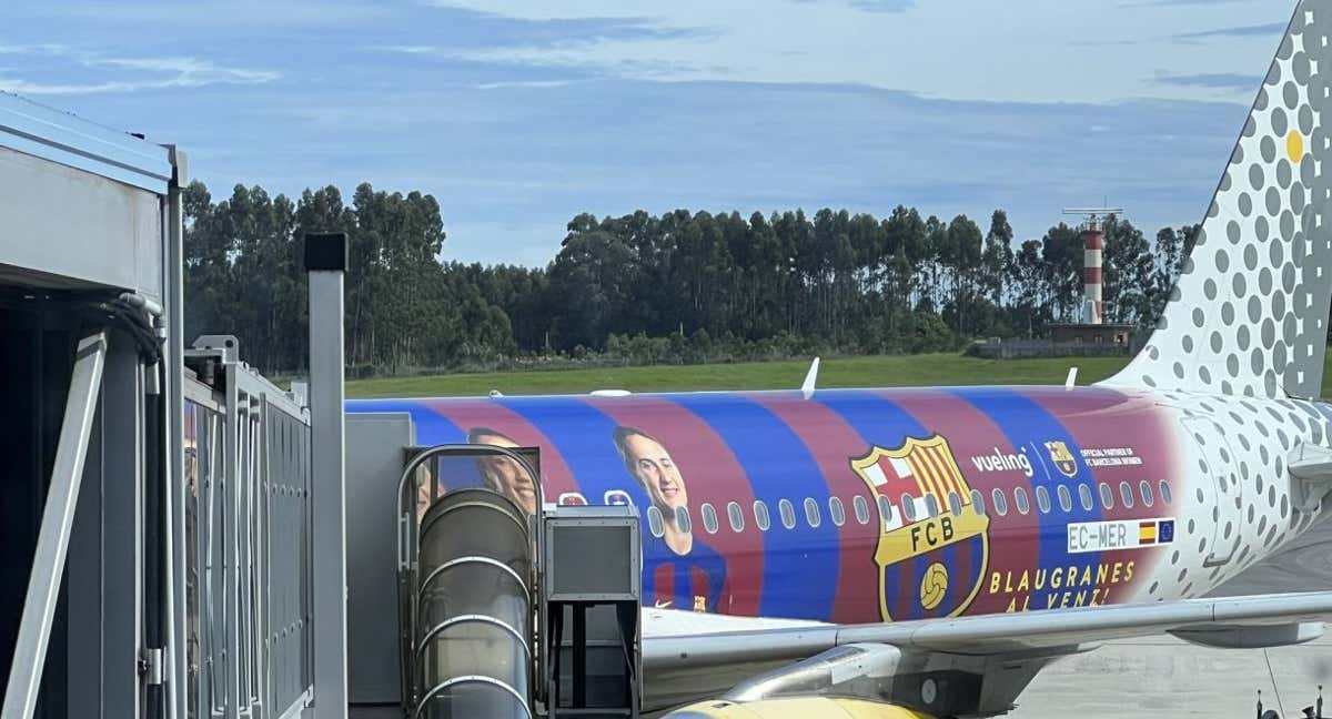 Avión del FC Barcelona, en Oviedo. /@roberthernando