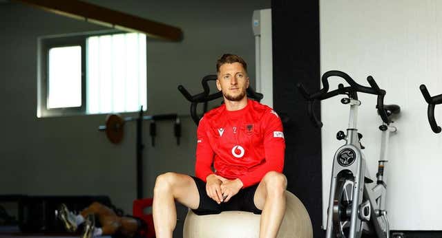 Balliu, la falta de gol del Rayo y la Euro con Albania: «Cambiaría la camiseta con Grimaldo, Carvajal o Joselu»