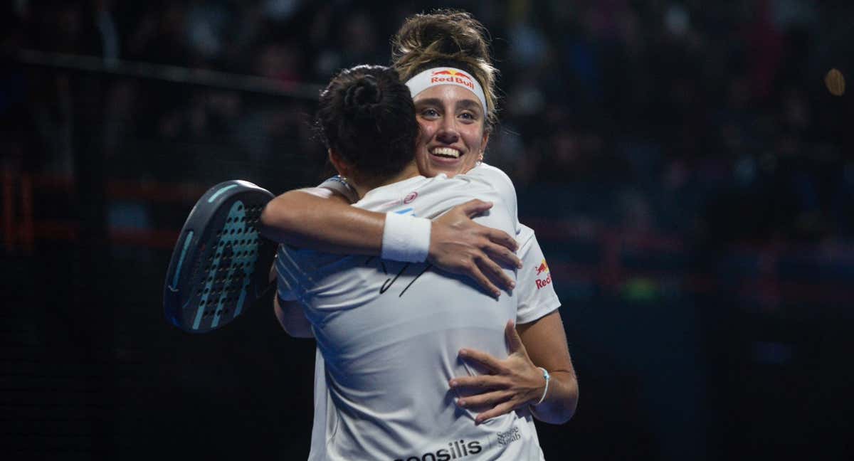 Bea y Delfi se abrazan después de una victoria./PREMIER PADEL