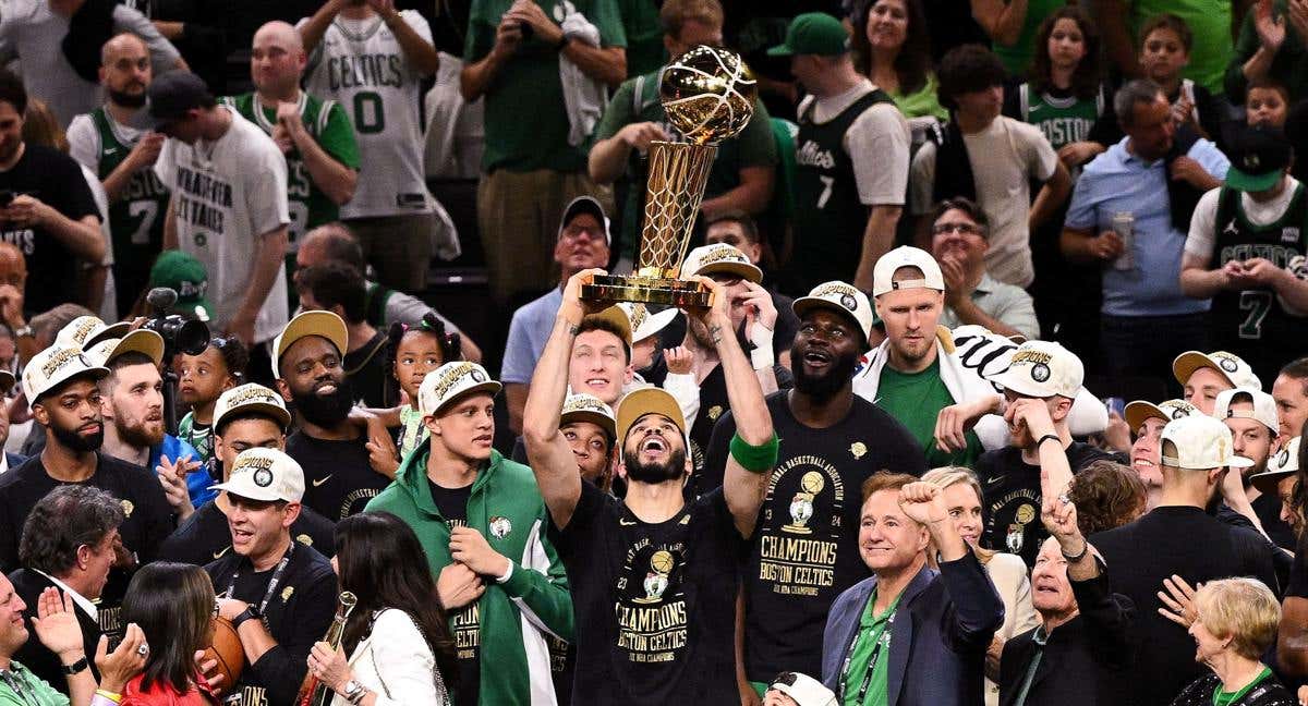 Jayson Tatum levanta el título de campeones de la NBA.