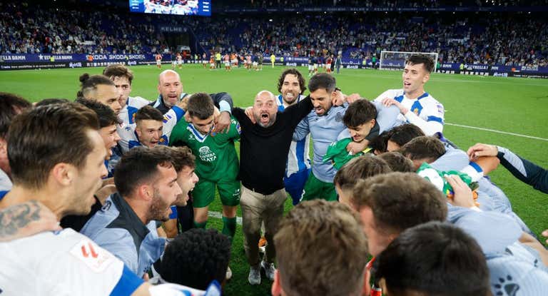 Piña del Espanyol tras acceder a la final del playoff.