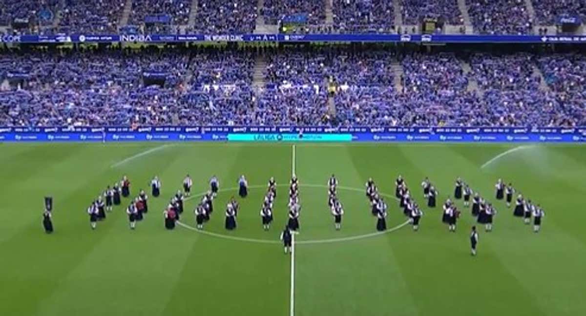 Real Banda de Gaitas Ciudad de Oviedo, en el Carlos Tartiere./@RealOviedo