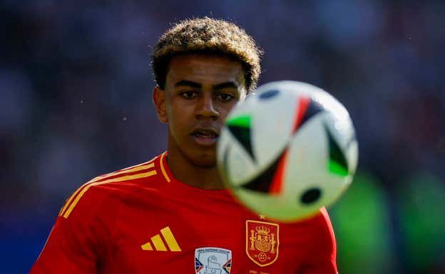 Lamine Yamal durante un partido con la Selección española. EFE
