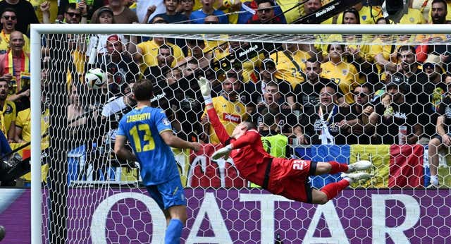 Lunin pierde el aura del Madrid y alimenta el sueño de Rumanía