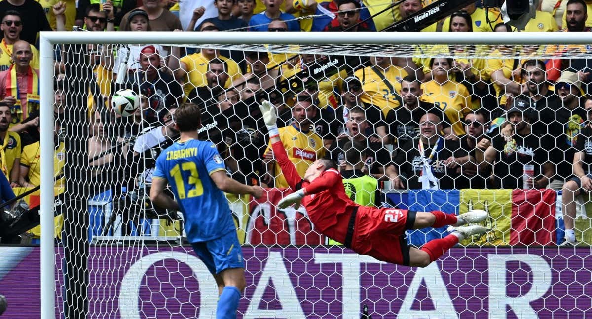 Lunin se lanza pero no evita el 1-0 de Rumanía.