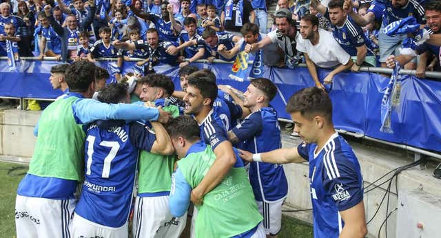 Así se vivió en Gijón el primer paso del Real Oviedo hacia el ascenso: «La gente no escondió el mando para no verlo»