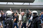 Una tarde infiltrados entre los ultras más peligrosos de la Euro: cabezas rapadas, gritos contra Kosovo y enterradores del Partizán