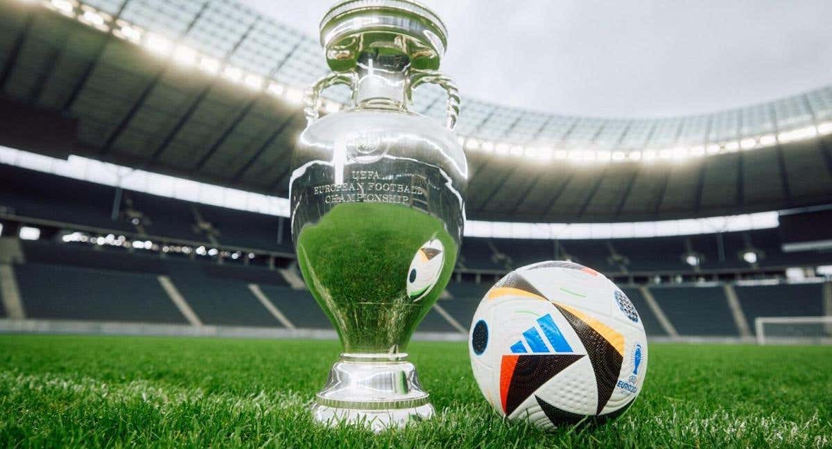 El balón de la Eurocopa 2024, junto al trofeo./UEFA
