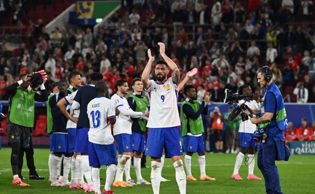 Giroud es una de las opciones que maneja Deschamps.  AFP