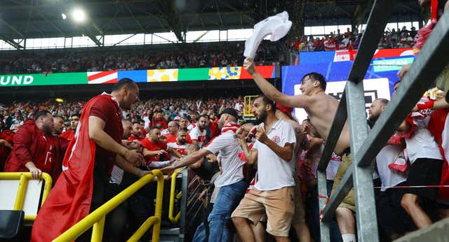 Hinchas de Turquía y Georgia se pelean dentro del estadio bajo un diluvio en Dortmund