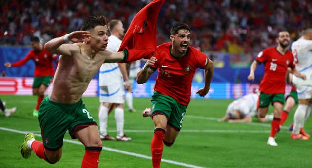 Conceiçao se viste de Cristiano para salvar a Portugal en el 92′