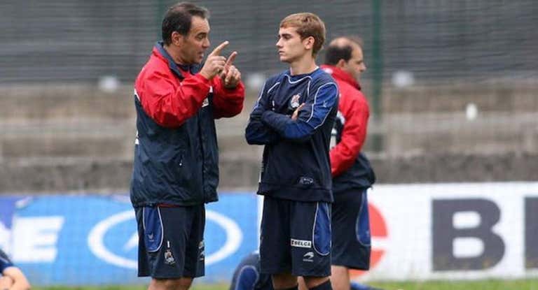 Antoine Griezmann atiende las indicaciones de Martín Lasarte durante un entrenamiento.