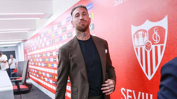 Sergio Ramos abandona la sala de prensa./EP