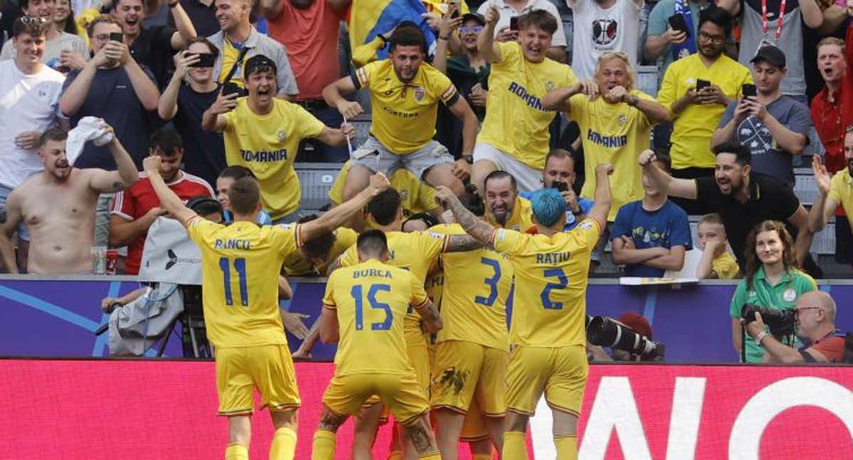 Los jugadores de Rumanía celebran uno de los goles frente a Ucrania./EFE/EPA/RONALD WITTEK