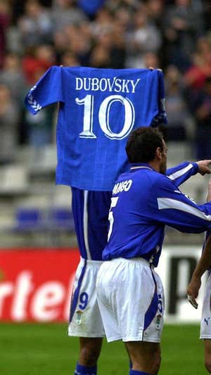 Oli muestra la camiseta de Dubovsky. ABC