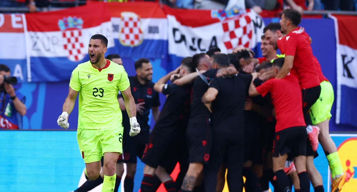 Los jugadores de Albania celebran el empate ante Croacia. /REUTERS