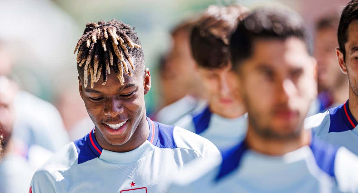 Nico Williams, en primer plano, aspira a mantener su sitio en el once. /RFEF