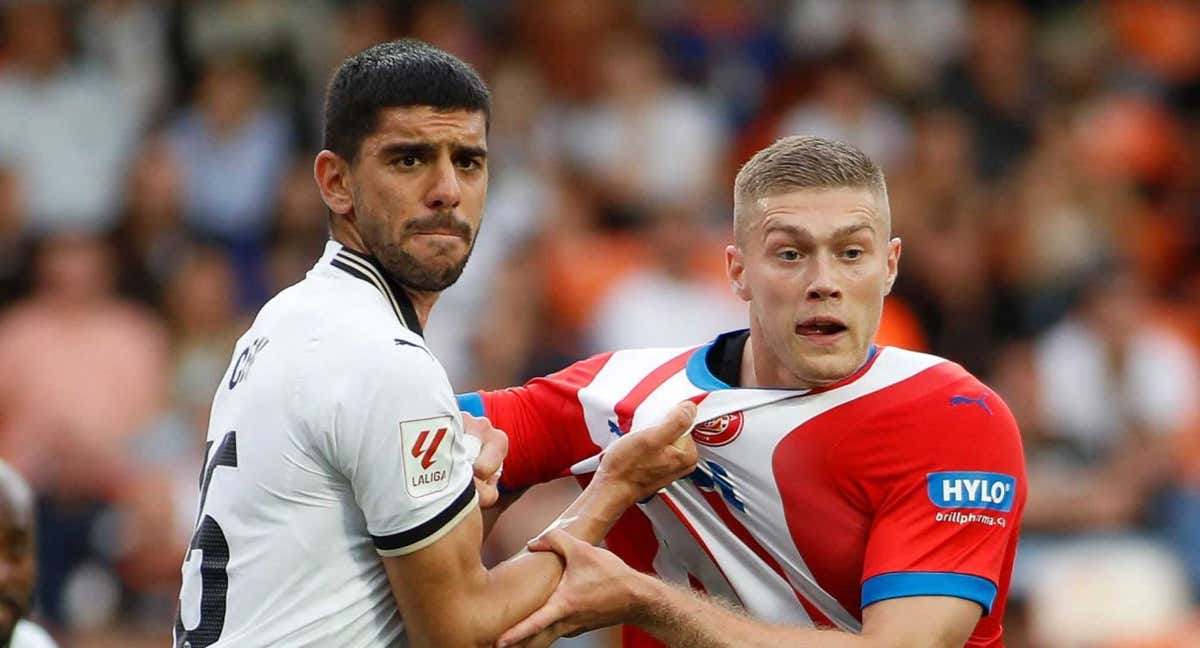 Ozkacar y Dovbyk se disputan el balón en el Valencia - Girona de LaLiga. /JAIME REINA/AFP