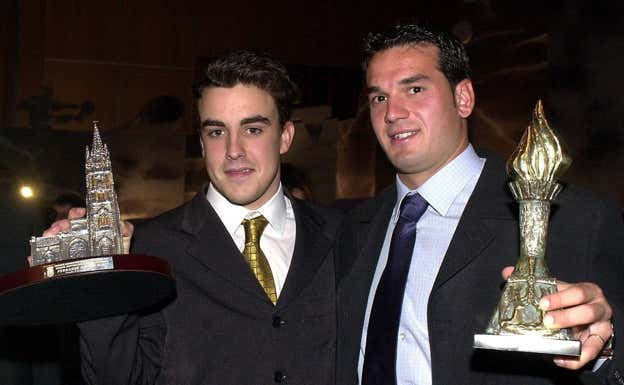 Fernando Alonso y Esteban Suárez posan juntos tras recibir el Premio Ciudad de Oviedo 2001.  EFE