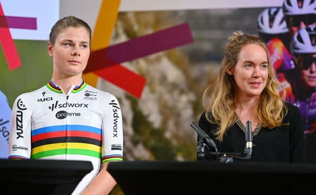Lotte Kopecky y Anna van der Breggen, durante la presentación del proyecto 2024 de SD Worx.  @GETTYSPORT