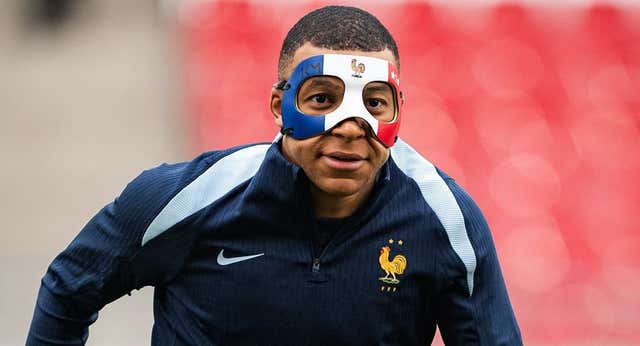 Mbappé, cerca de jugar.. pero la máscara parece de todo menos cómoda