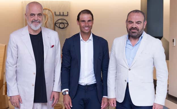 Rafa Nadal durante la reunión con el primer ministro albano, Edi Rama (a la izquierda).  RAFA NADAL ACADEMY