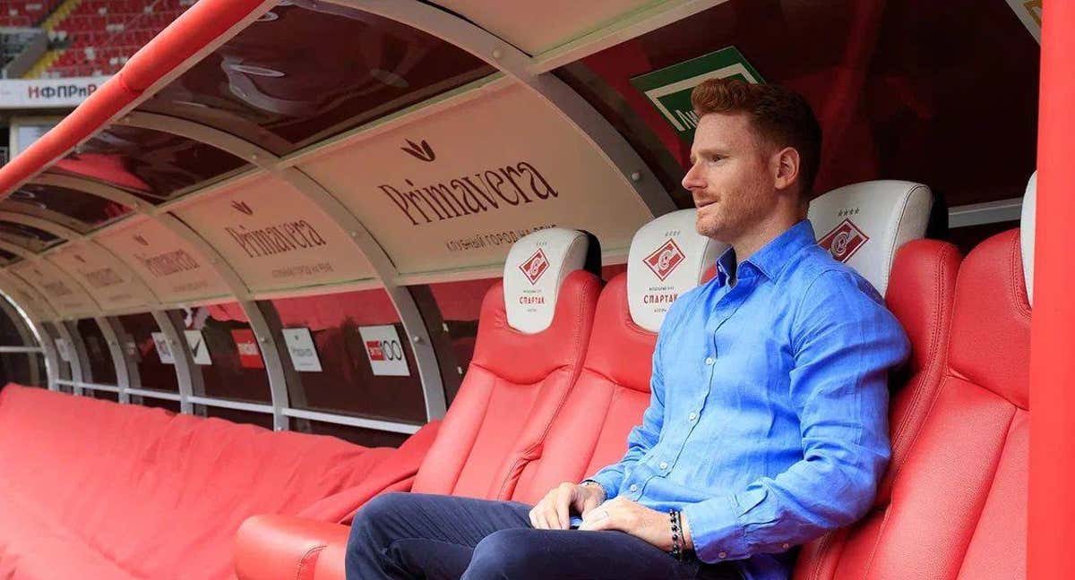 Guille Abascal sentado en el banquillo del Spartak.