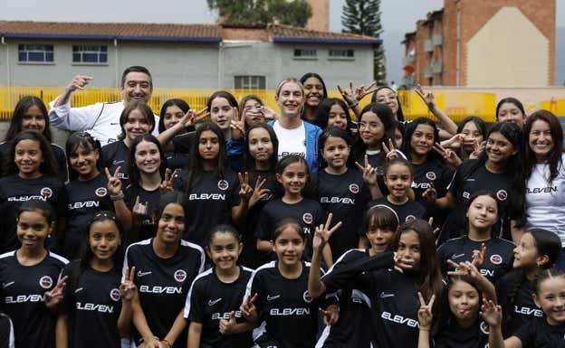 Alexia Putellas con las niñas que forman la Academia. Efe