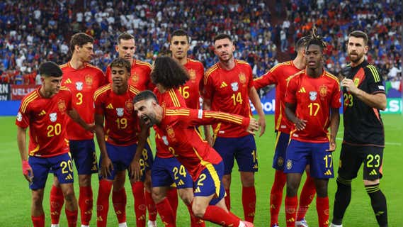 Carvajal, en primer plano tras la foto del once/Getty
