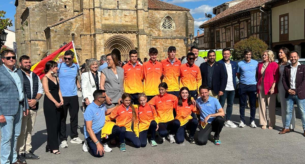 La selección española, con las autoridades locales durante la ceremonia de inauguración. /Relevo