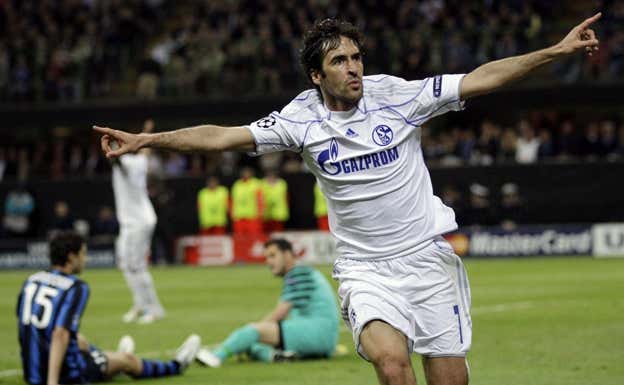 Raúl celebra un gol al Inter en el Meazza.  EFE