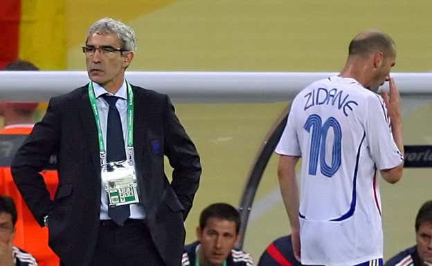 Zidane fue sustituido y arremetió contra la puerta del vestuario.  AFP