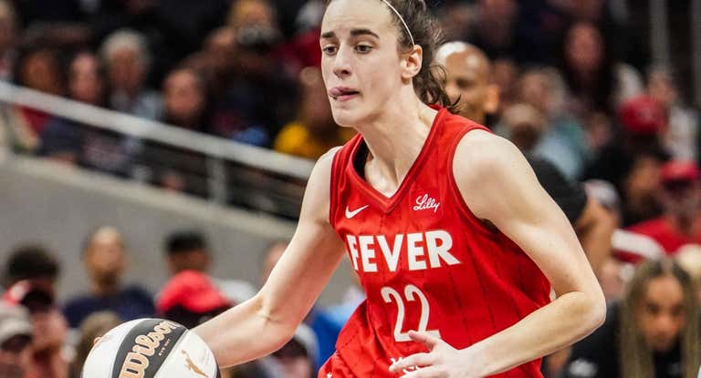 Caitlin Clark, la jugadora estadounidense que rompe todos los récords del baloncesto femenino.