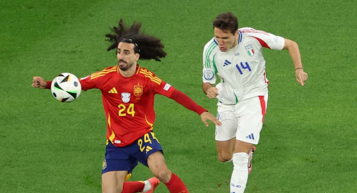 Cucurella se lleva el balón ante Chiesa en el España-Italia de fase de grupos.