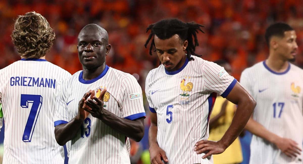 Los jugadores de la selección francesa se lamentan tras el empate ante Países Bajos. /AFP