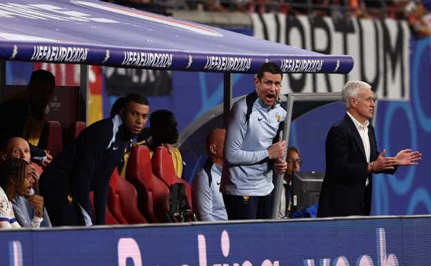 Kylian Mbappé siguiendo el partido desde el banquillo.  AFP