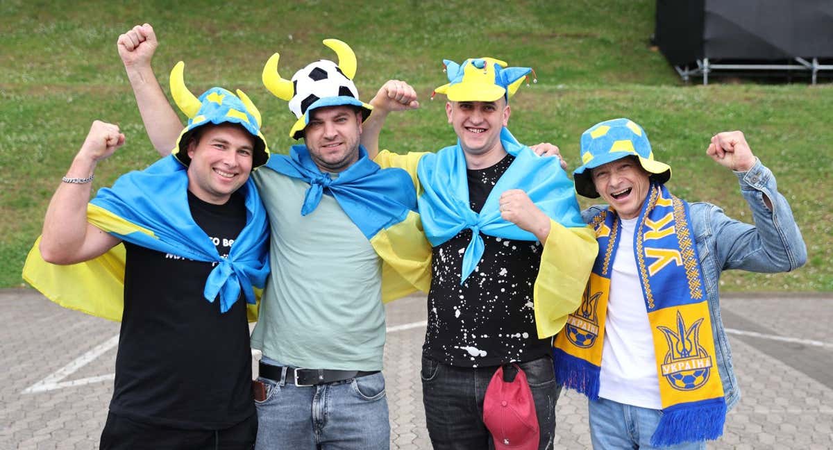 Aficionados ucranianos, en Düsseldorf, antes de comenzar el encuentro ante Eslovaquia. /GETTY