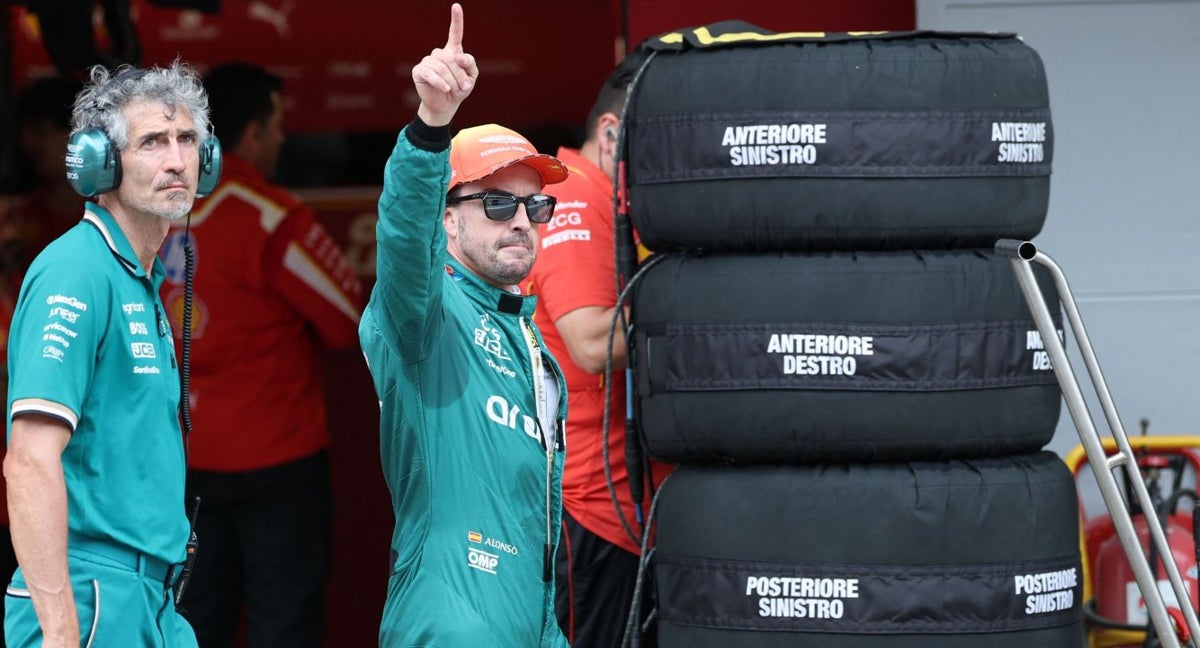 Fernando Alonso saluda a la afición en España.