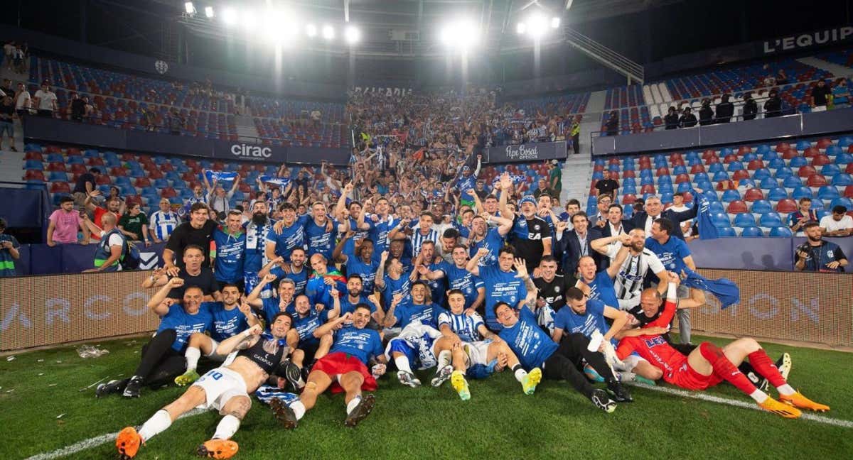 Celebración del Alavés tras el ascenso de la pasada campaña. /ALAVÉS