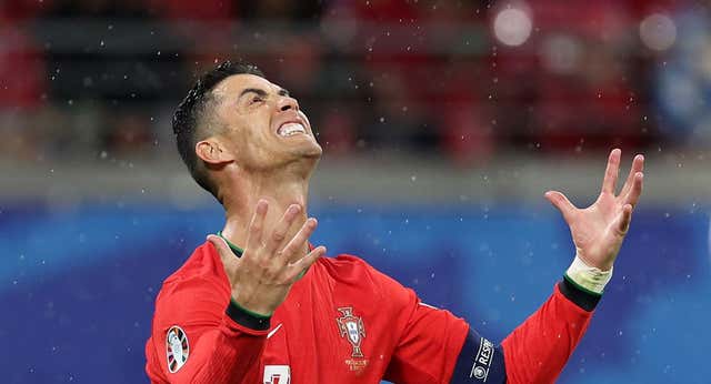 Cristiano tuvo de todo: un reproche, un gesto que acaba en otro récord… ¡y hasta cinco espontáneos!