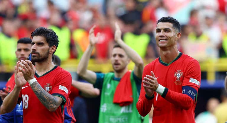 Rubén Neves y Cristiano Ronaldo festejan el triunfo de Portugal.
