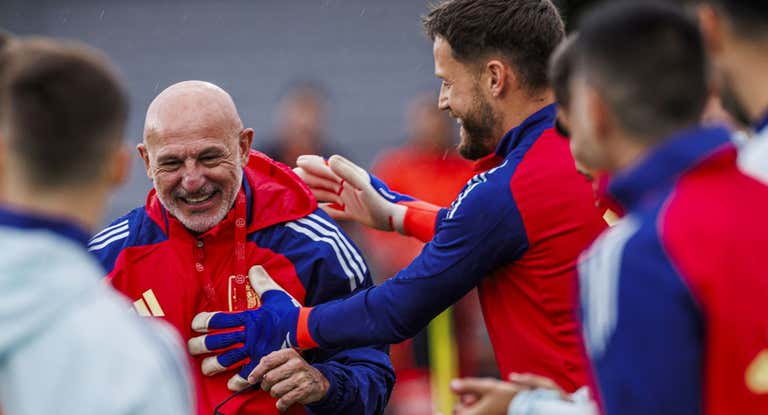 Luis de la Fuente, en el entrenamiento del viernes, antes de recibir un pasillo de collejas por su cumpleaños.