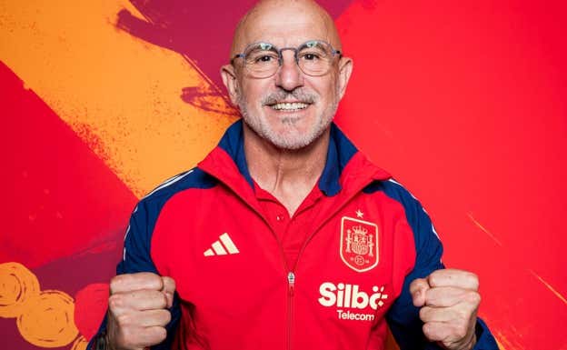 De la Fuente, posando para las fotos oficiales que difunde la UEFA en la Eurocopa.  GETTY