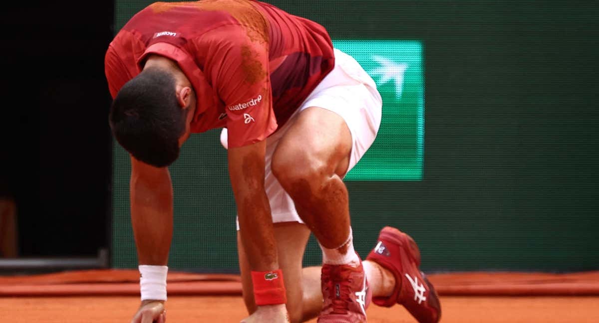 Djokovic se duele de su lesión en Roland Garros. /EFE