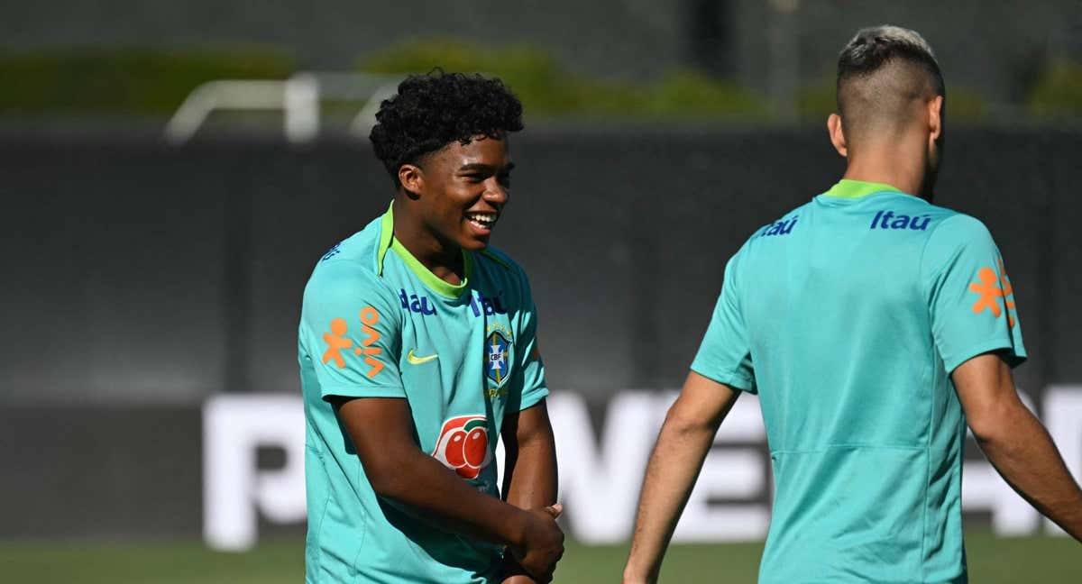 Endrick sonríe en el último entrenamiento de la selección brasileña.