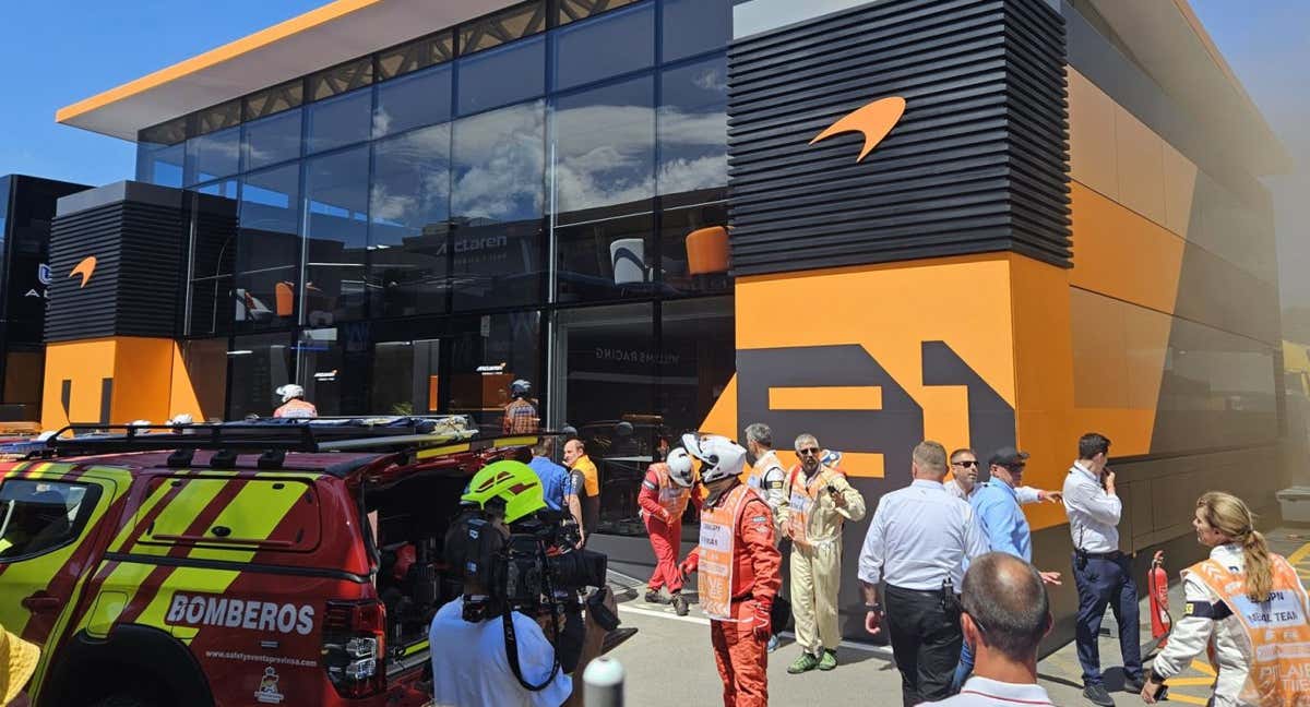 Los bomberos, trabajando en el hospitality de Mclaren./ALBERTFABREGA