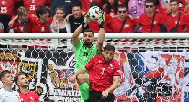 Mamardashvili se reconcilia con su país ante los alumnos de Xabi Alonso